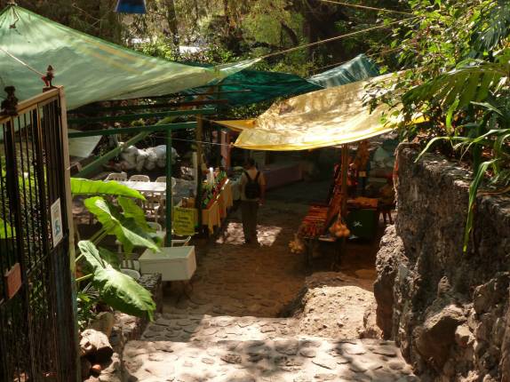 Muito comércio na área onde se inicia a trilha para a pirâmide de Tepoztlán, na região central do México